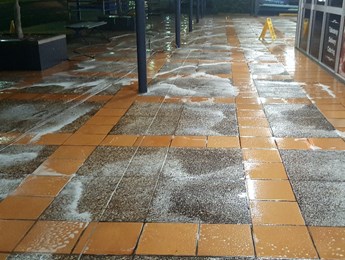 Pavement cleaning at large shopping centre